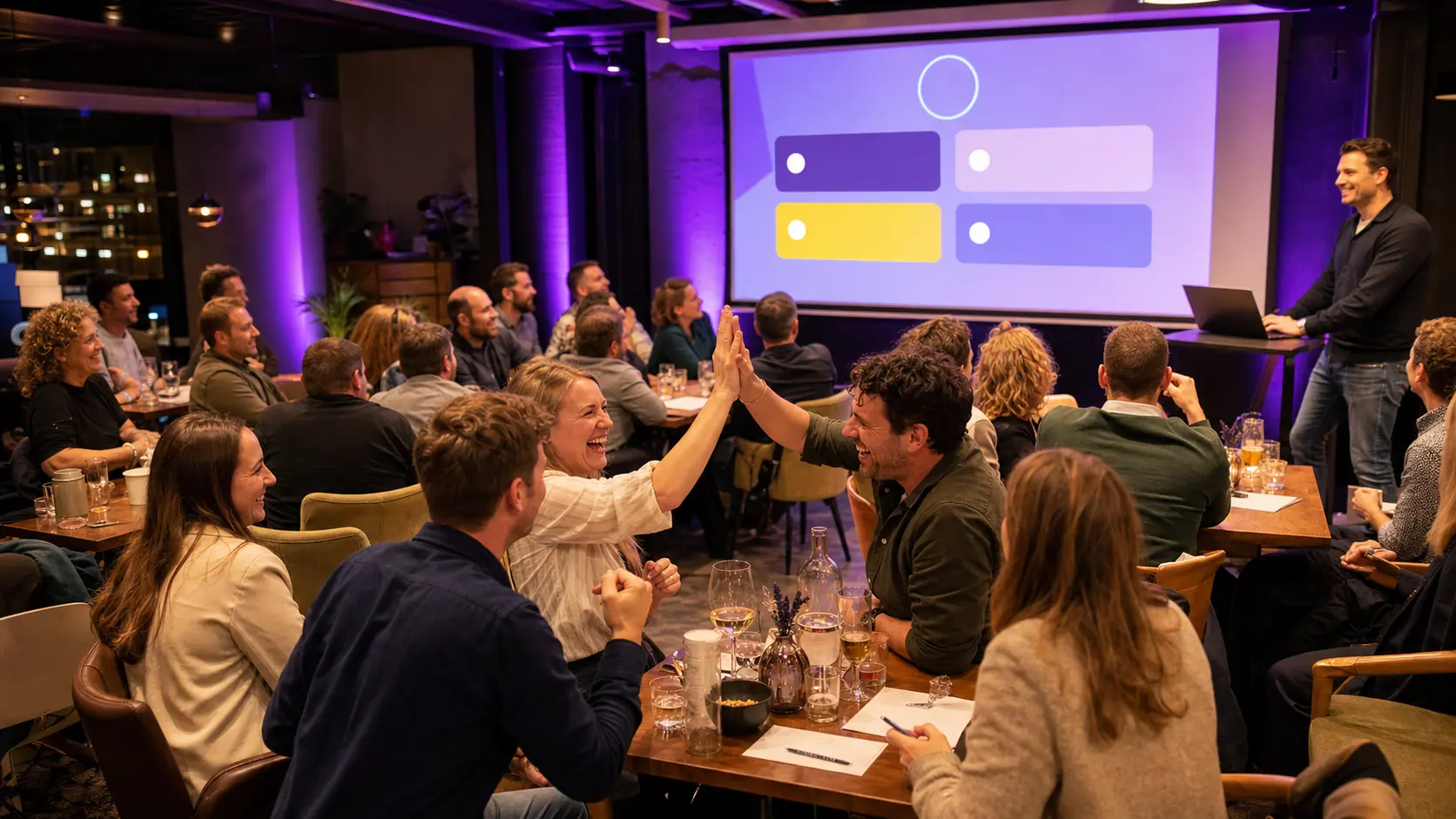 Grote groep speelt een quiz op locatie