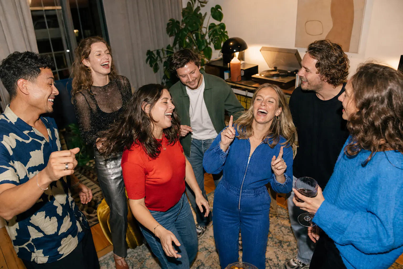 Vriendengroep danst tijdens een muziekbingo